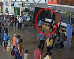 "Ngáo đá" xông vào sân bay, lên cả máy bay gây náo loạn