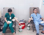 Nhân viên bệnh viện hiến máu cứu bệnh nhân