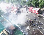Cháy chợ gần bệnh viện, bác sĩ sơ tán hàng giúp tiểu thương