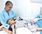 Người mẹ cạo đầu để cùng con chống chọi với ung thư