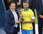 Alves tuổi 36 nhận danh hiệu 