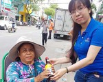 Ngàn phần quà ở quầy hàng miễn phí cho người nghèo