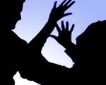 Đêm tối, không khóa cửa phòng trọ, cô gái bị hiếp dâm, cướp tài sản