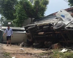 Xe hơi tông xe tải, 2 xe lật ngang, dân đập cửa kính cứu 5 người