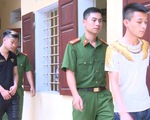 Hai đối tượng ném chất bẩn vào tiệm bán quần áo đã bị bắt