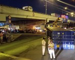 Thùng container rớt ở gầm cầu vượt Linh Xuân, nhiều người may mắn thoát chết