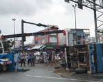 Video: Xe ben chở đá lật nhào trên đường Phạm Văn Đồng