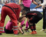 Vòng loại Europa League: Chấn thương vì pháo sáng phát nổ, buộc phải thay thế trọng tài