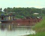 Nhiều nhà dân, đường giao thông bị nứt toác nghi do khai thác cát lậu