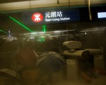 Nhà ga Hong Kong mịt mù khói khi người biểu tình xung đột với cảnh sát