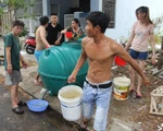 Trường học đóng cửa, xe quân đội tiếp nước cho dân