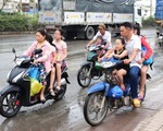 Xốn mắt với cảnh chở con nhỏ không đội nón bảo hiểm