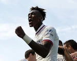 Abraham lập cú đúp, Chelsea chiến thắng đầu tay