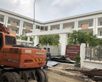 Dựng barie chắn lối đi vào cổng trường học trước tựu trường