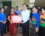 Bộ trưởng Phùng Xuân Nhạ thăm, tặng quà các trường vùng lũ Quan Sơn
