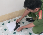 Dùng súng đi đòi nợ, bắn 2 phát vào nhà người dân đe dọa