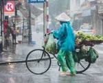 Mưa bão vẫn ráng mưu sinh ở Hà Nội