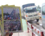 Phát tờ rơi cảnh báo kẹt xe tại cầu Rạch Miễu dịp lễ 2-9