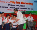 1 triệu đồng học bổng, chiếc xe đạp và niềm vui của học trò nghèo Cần Thơ