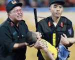 Nét đau tuyệt đẹp của anh cơ động để CĐV nhí co giật cắn nghiến tay mình