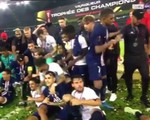 Khoảnh khắc Mbappe đùa giỡn đẩy Neymar khiến CĐV "hả dạ"