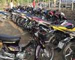 Đua xe bị CSGT dí bắt, chạy vô vườn, lao xuống kênh... trốn