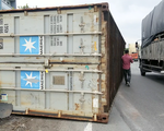 Video: Thùng xe container lật nhào trên đường phố đè bẹp xe tải