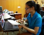 Ăn tại bàn làm việc đối mặt nguy cơ suy dinh dưỡng