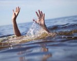 Tìm bà ngoại đi mò ốc, cháu bé 4 tuổi bị chết đuối