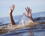 Quần áo để lại trên bờ, ba em nhỏ xuống tắm ao chết đuối