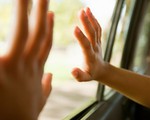 Dạy trẻ cách thoát thân khi bị bỏ quên trên xe