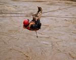 Đu dây giải cứu 41 người bị kẹt trong lũ ở Lâm Đồng