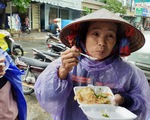 Bạn trẻ Phú Quốc phát cơm nóng cho bà con nghèo ngày mưa bão