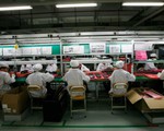Điều tra Foxconn thuê học sinh Trung Quốc làm đêm sản xuất loa cho Amazon