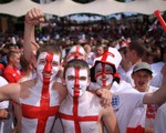 CĐV Anh hài hước khuyến khích nhau khiến vợ có thai để…xem Euro 2020