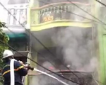 Giải cứu 3 người mắc kẹt trong đám cháy nhà 5 tầng ở Hà Nội