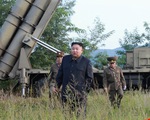 Ông Kim Jong Un cùng em gái xem thử vũ khí kiểu mới