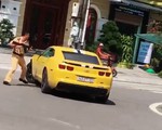 Cảnh sát giao thông dùng súng AK chọc thủng kính ôtô vi phạm cố tình bỏ chạy