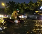 Mưa lớn, hàng loạt tuyến đường TP.HCM lại ngập sâu