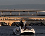 Video taxi ‘bay’ trên sông Seine