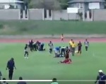 Video khoảnh khắc sét đánh giữa sân khiến 4 cầu thủ phải nhập viện