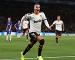 Barkley sút hỏng penalty, Chelsea gục ngã trước Valencia