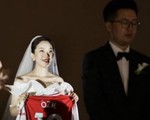 Cô dâu tặng chú rể áo đấu của Ozil trong ngày cưới