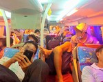 Nhìn cảnh xe nhồi nhét người khin khít, tài xế 