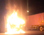 Video:  Xe đầu kéo cuốn xe máy vào gầm, kéo lê hơn 1,5 km rồi bốc cháy dữ dội