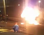 Xe đầu kéo cuốn xe máy vào gầm kéo lê rồi bốc cháy ngùn ngụt