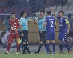 Sốc với màn ‘bẻ còi’ của trọng tài khiến Bình Dương phơi áo