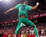 Benzema lập công đưa Real Madrid lên nhì bảng
