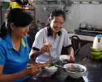 Nữ sinh đảm đang quyết học giỏi để giúp mẹ chữa bệnh