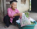 Cụ bà 83 tuổi có 11 người con, tự đạp xe lên xã xin… thoát nghèo
